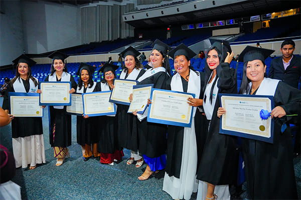 Entrega de títulos en Ecuador